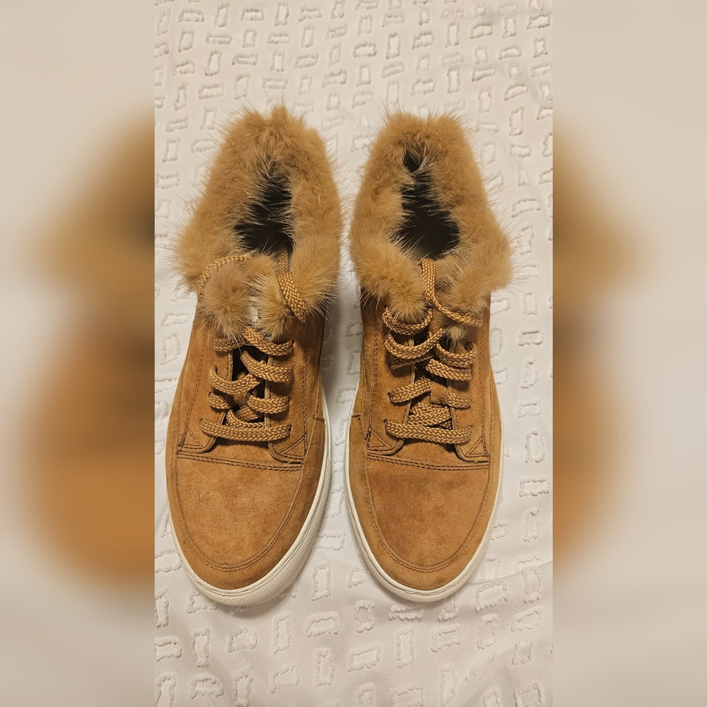 UGGs Women Boots with Laces, Very Cute and in Very Good Condition. Size 7